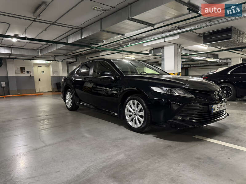 Седан Toyota Camry 2019 в Киеве