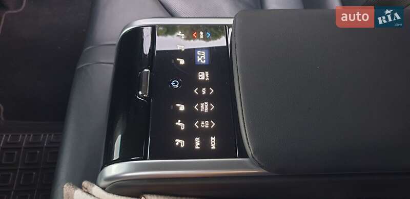 Седан Toyota Camry 2018 в Львові