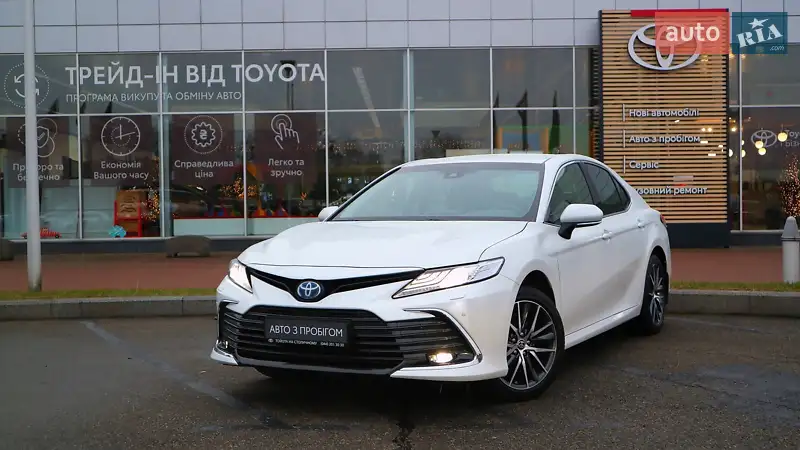 Седан Toyota Camry 2023 в 