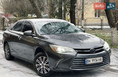 Седан Toyota Camry 2015 в Рівному