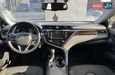 Седан Toyota Camry 2020 в Ужгороді