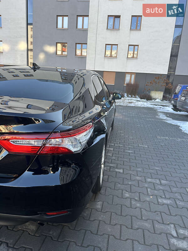 Седан Toyota Camry 2019 в Ужгороді