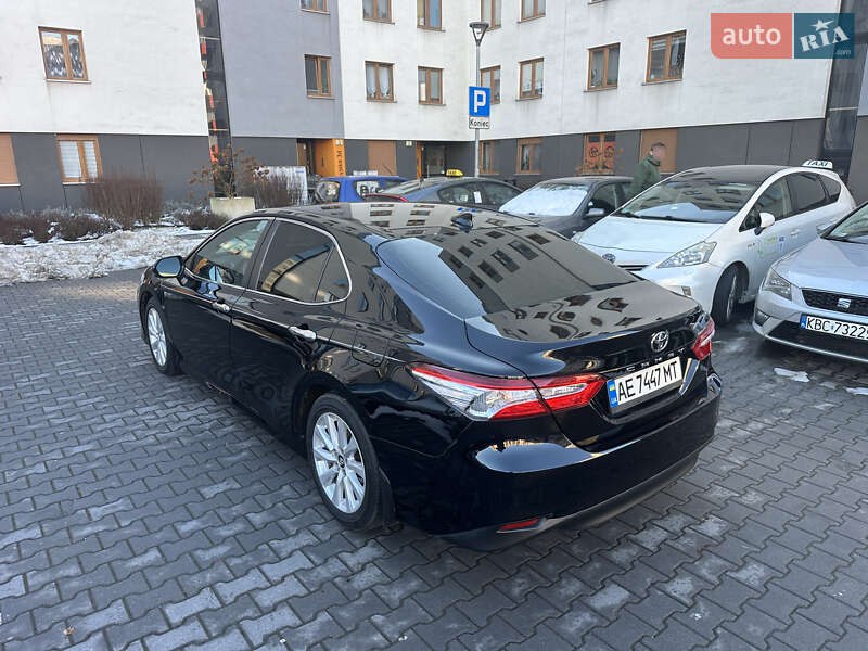 Седан Toyota Camry 2019 в Ужгороді