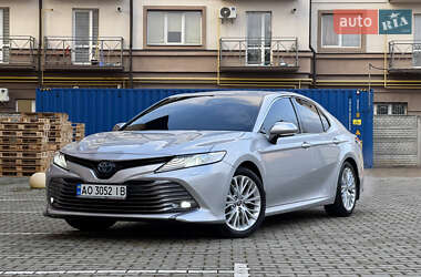 Седан Toyota Camry 2020 в Ужгороді