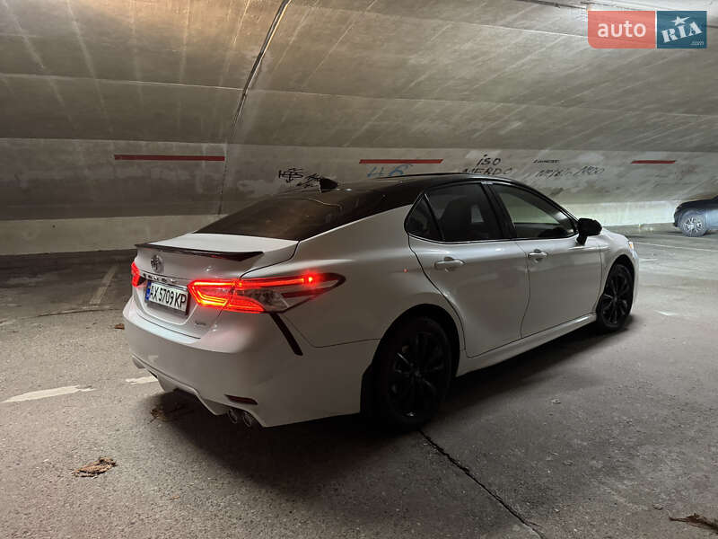 Седан Toyota Camry 2018 в Харкові