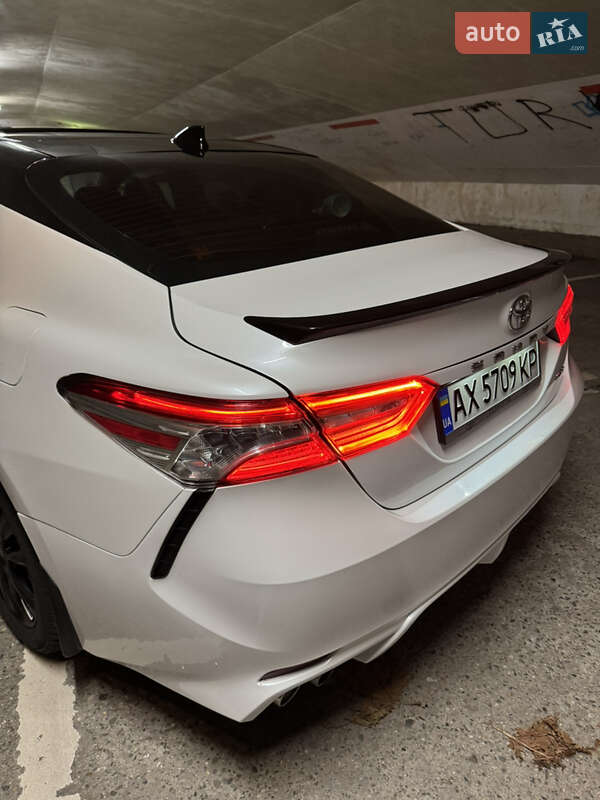 Седан Toyota Camry 2018 в Харкові