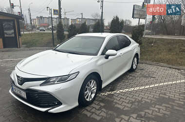 Седан Toyota Camry 2018 в Хмельницькому