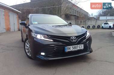 Седан Toyota Camry 2019 в Виннице