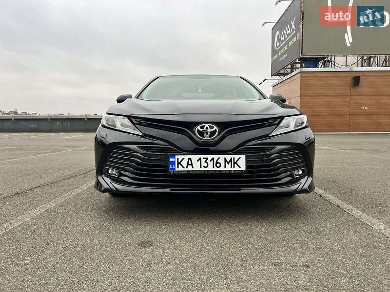 Седан Toyota Camry 2018 в Киеве