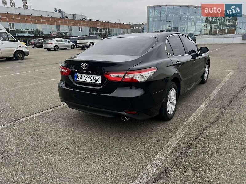 Седан Toyota Camry 2018 в Киеве