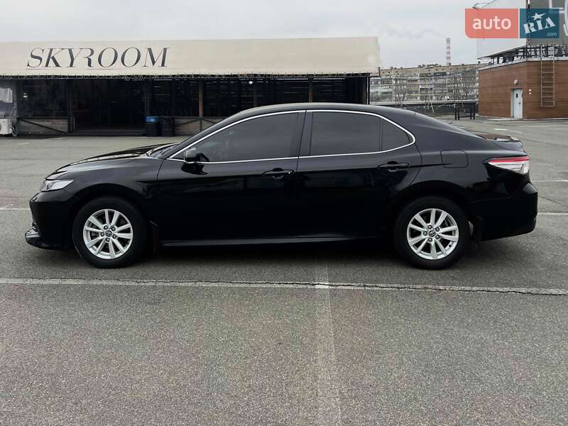 Седан Toyota Camry 2018 в Киеве
