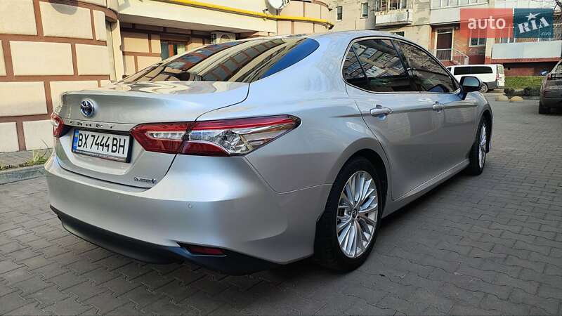 Седан Toyota Camry 2019 в Хмельницком