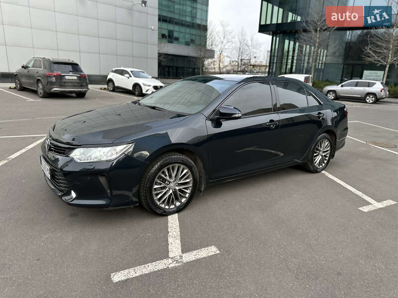 Седан Toyota Camry 2017 в Киеве