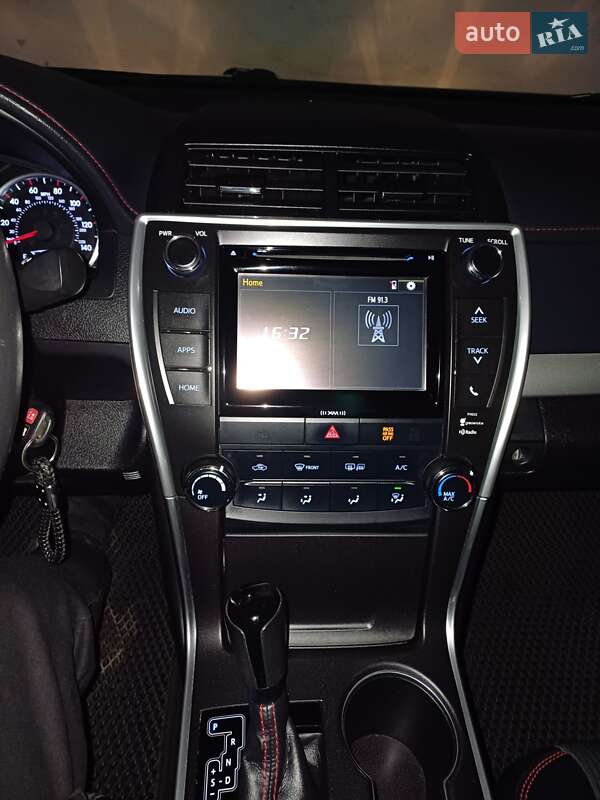 Седан Toyota Camry 2016 в Чернівцях