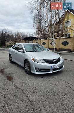 Седан Toyota Camry 2014 в Харкові