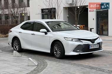 Седан Toyota Camry 2018 в Киеве