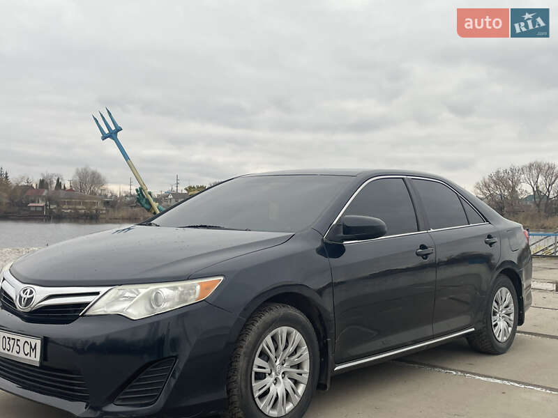 Седан Toyota Camry 2013 в Староконстантинове