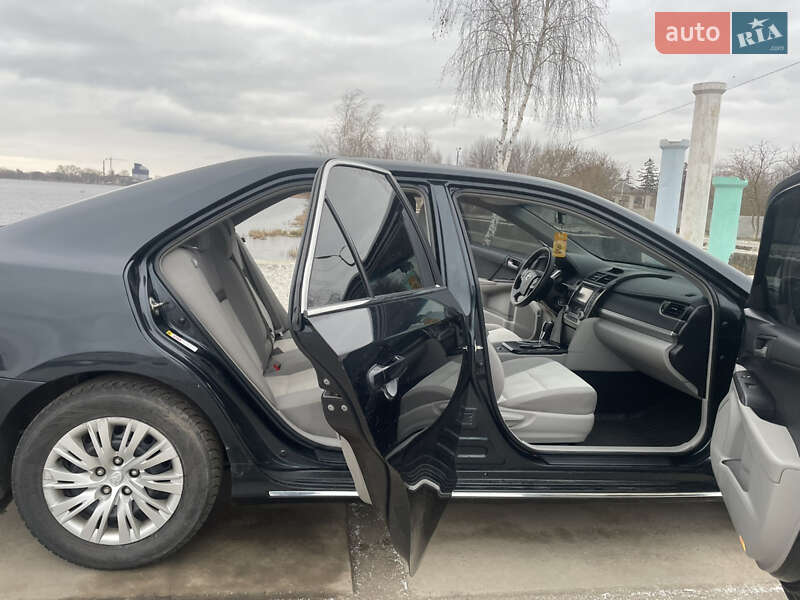 Седан Toyota Camry 2013 в Староконстантинове