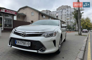 Седан Toyota Camry 2016 в Киеве