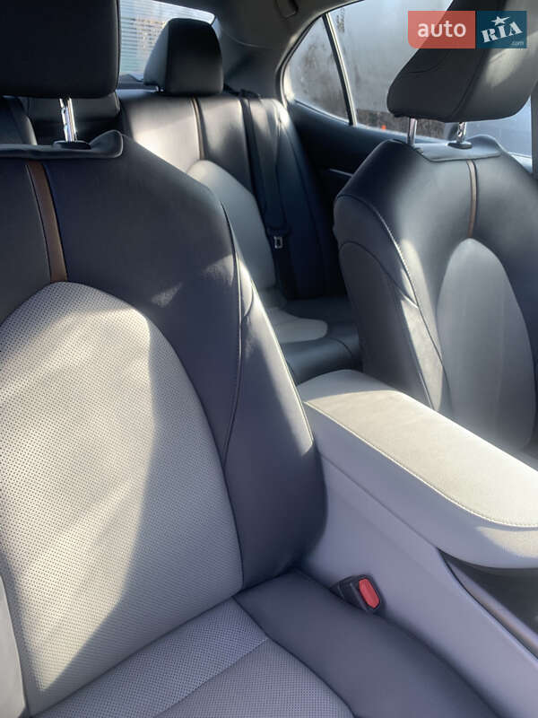 Седан Toyota Camry 2020 в Киеве