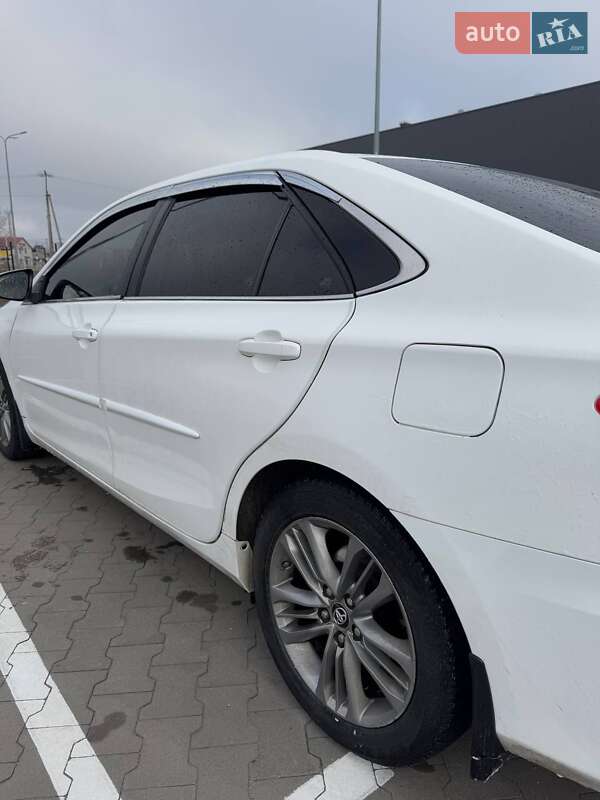 Седан Toyota Camry 2016 в Новых Петровцах