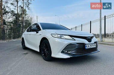 Седан Toyota Camry 2019 в Киеве