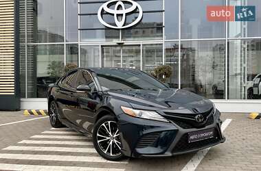 Седан Toyota Camry 2019 в Чернігові