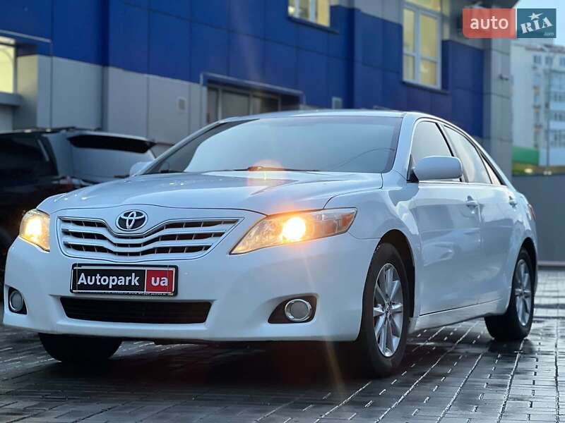 Седан Toyota Camry 2010 в 