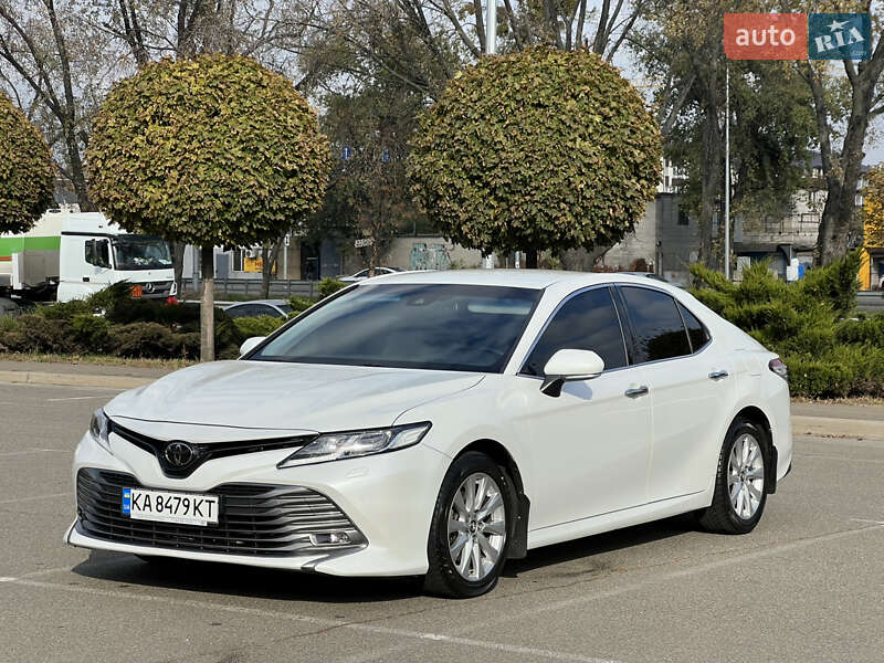 Седан Toyota Camry 2017 в Киеве