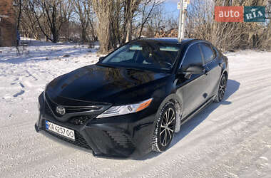 Седан Toyota Camry 2019 в Киеве