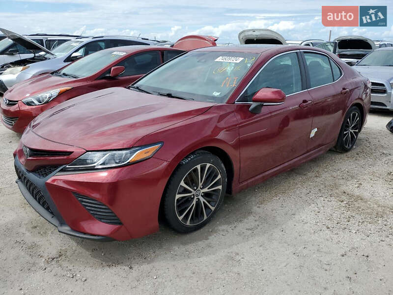 Седан Toyota Camry 2018 в Киеве