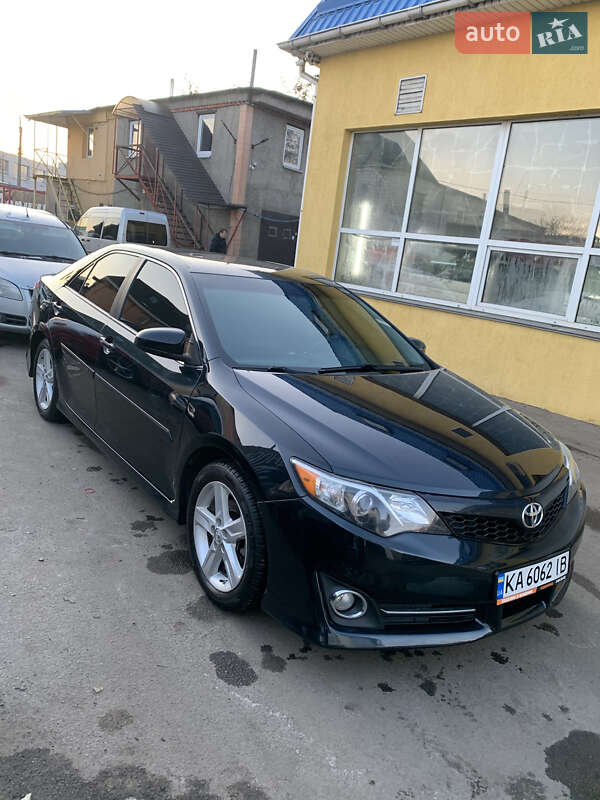 Седан Toyota Camry 2014 в Киеве