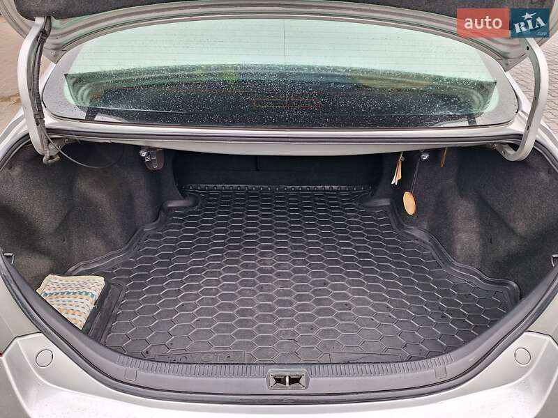 Седан Toyota Camry 2008 в Чернівцях