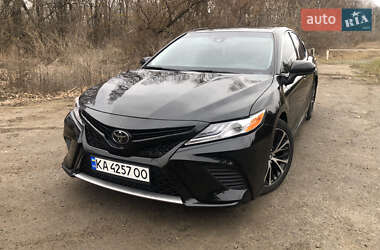 Седан Toyota Camry 2019 в Киеве