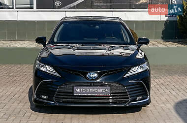 Седан Toyota Camry 2023 в Чернівцях