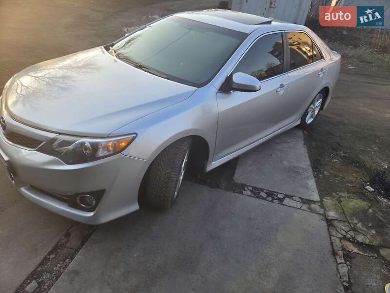 Седан Toyota Camry 2014 в Краснограде