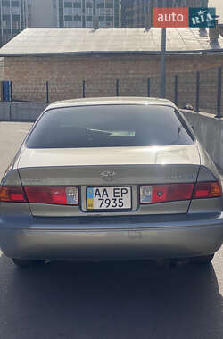 Седан Toyota Camry 2001 в Киеве