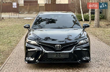 Седан Toyota Camry 2023 в Киеве