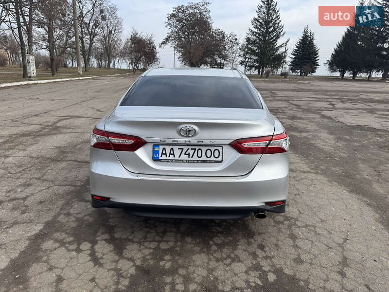 Седан Toyota Camry 2018 в Харькове