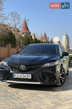 Седан Toyota Camry 2019 в Киеве