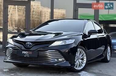 Седан Toyota Camry 2019 в Киеве