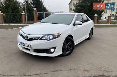 Седан Toyota Camry 2013 в Краснограді