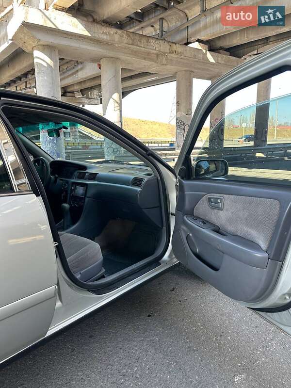 Седан Toyota Camry 2000 в Одессе