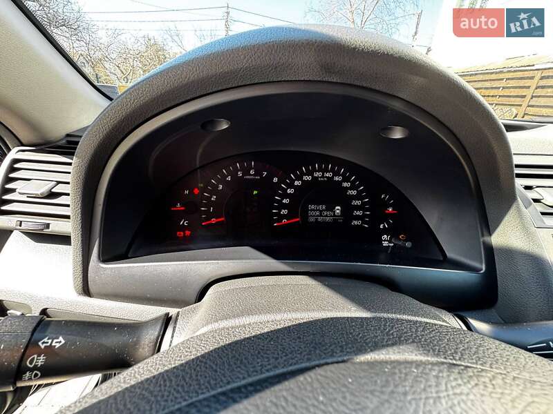 Седан Toyota Camry 2006 в Киеве