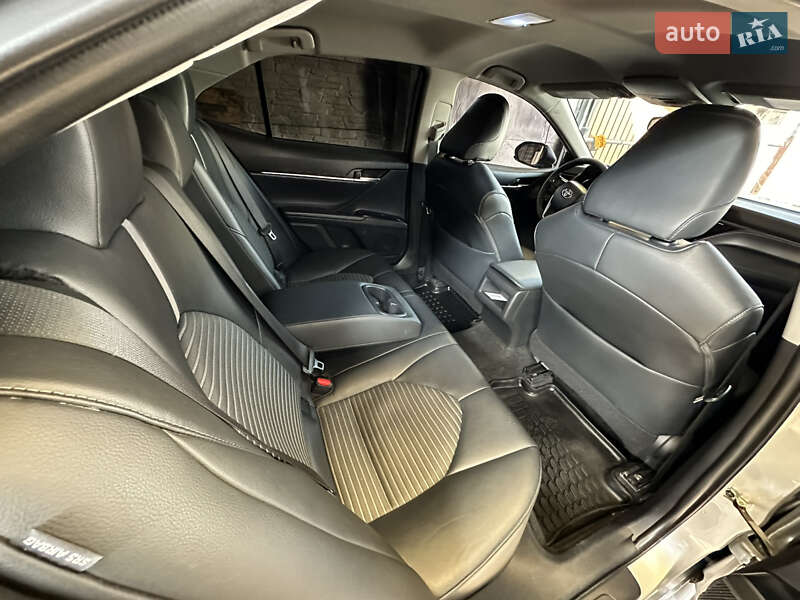 Седан Toyota Camry 2019 в Днепре