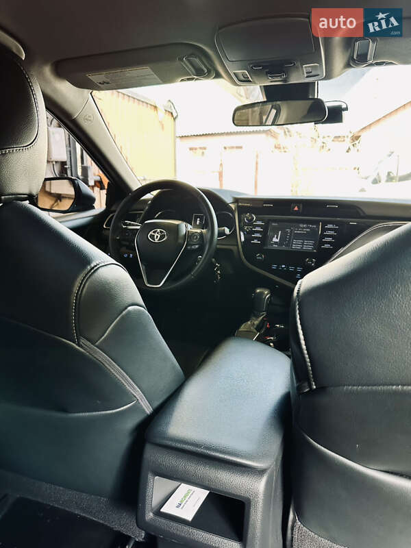 Седан Toyota Camry 2019 в Днепре