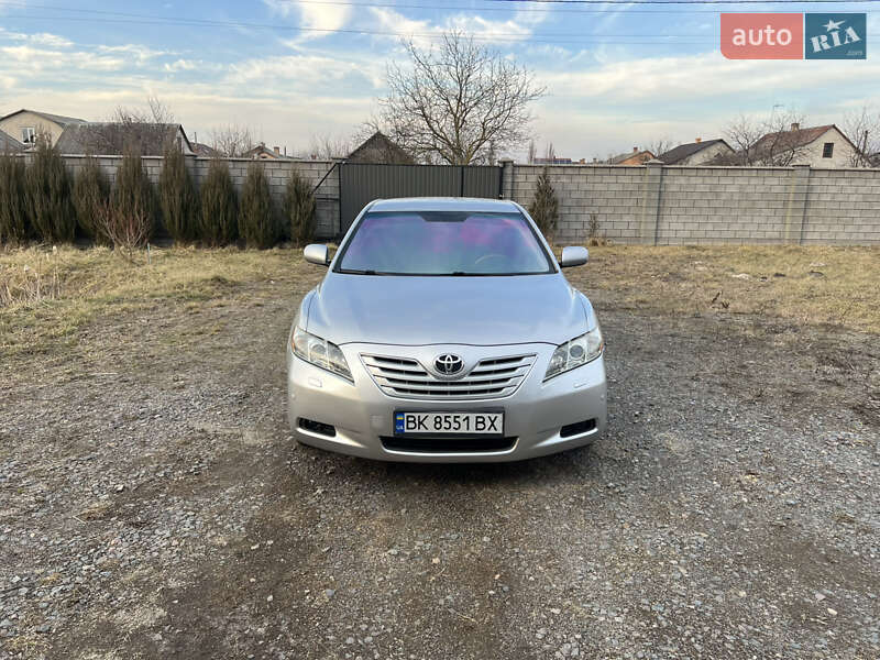 Седан Toyota Camry 2008 в Сарнах