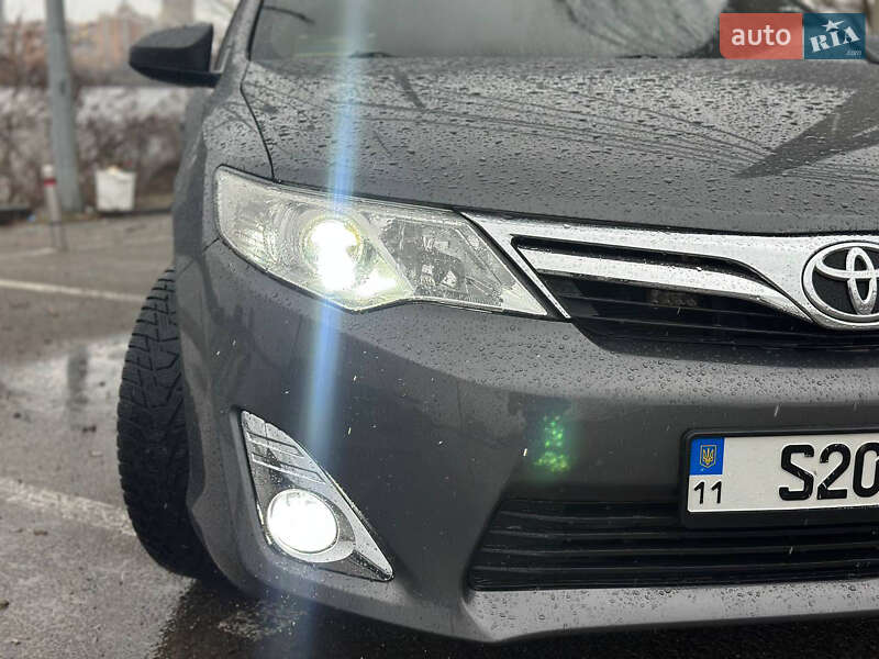 Седан Toyota Camry 2013 в Києві