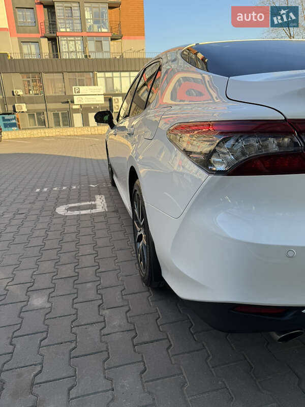Седан Toyota Camry 2022 в Хмельницком