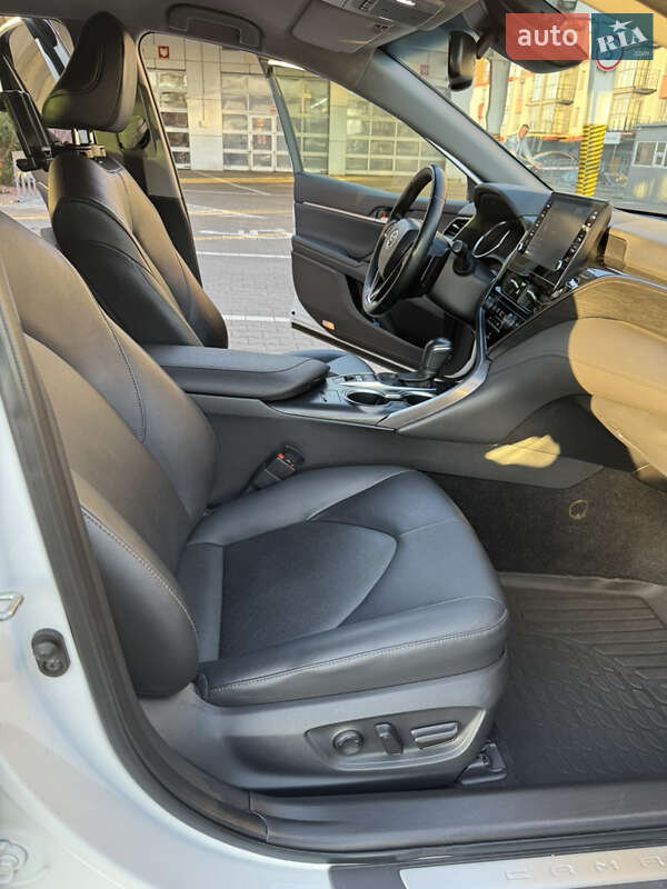 Седан Toyota Camry 2022 в Хмельницком